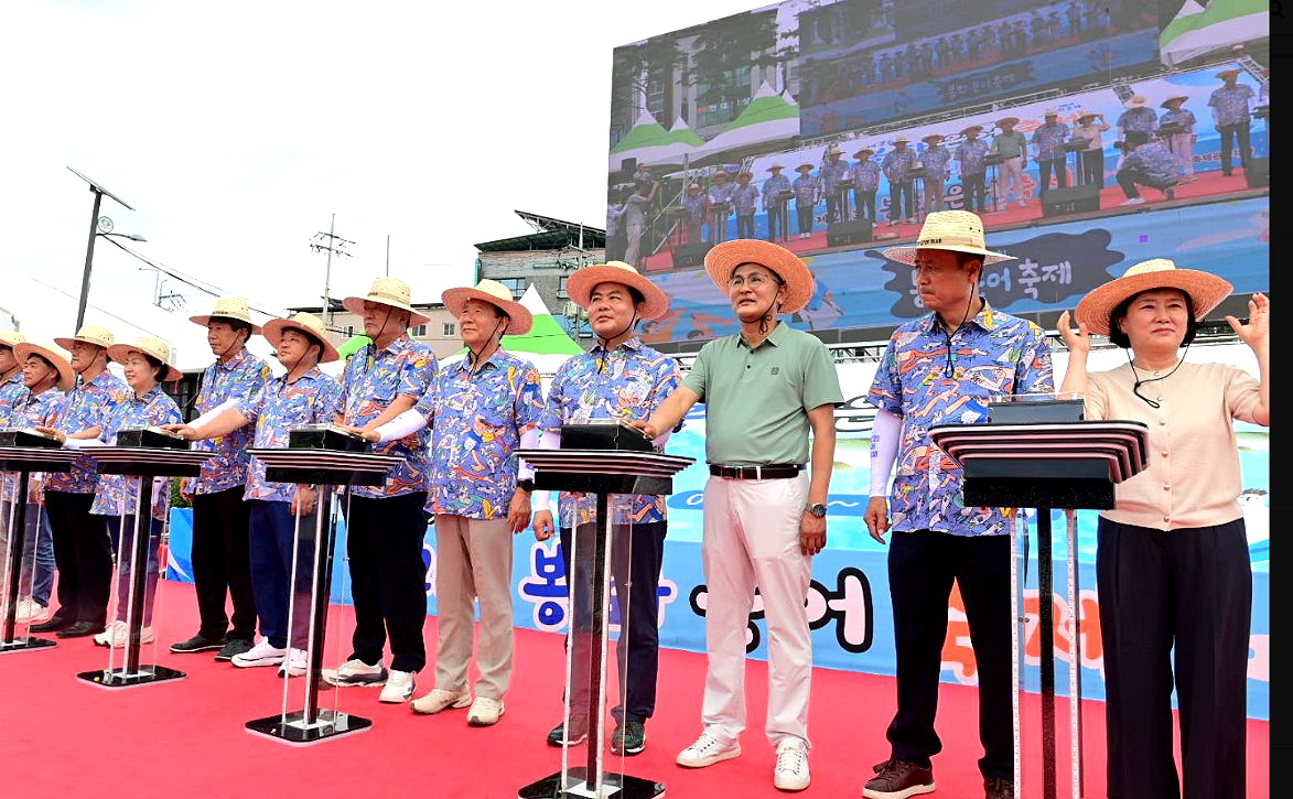 은어축제 개막식에서 내외빈들이 참석해 개막선언과 함께 터치버튼 퍼포먼스로 축제의 시작을 알렸다.(봉화군 제공)