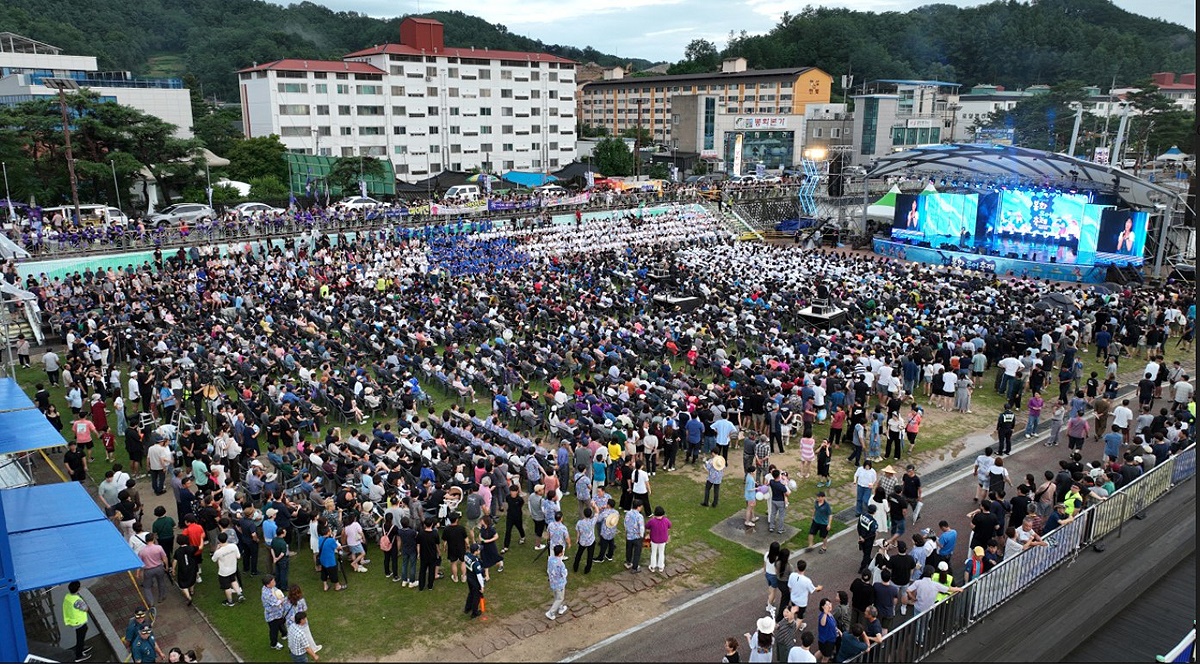 개막측하공연에 많은 인파가 모여 축제성공을 알리고 있다(봉화군 제공)