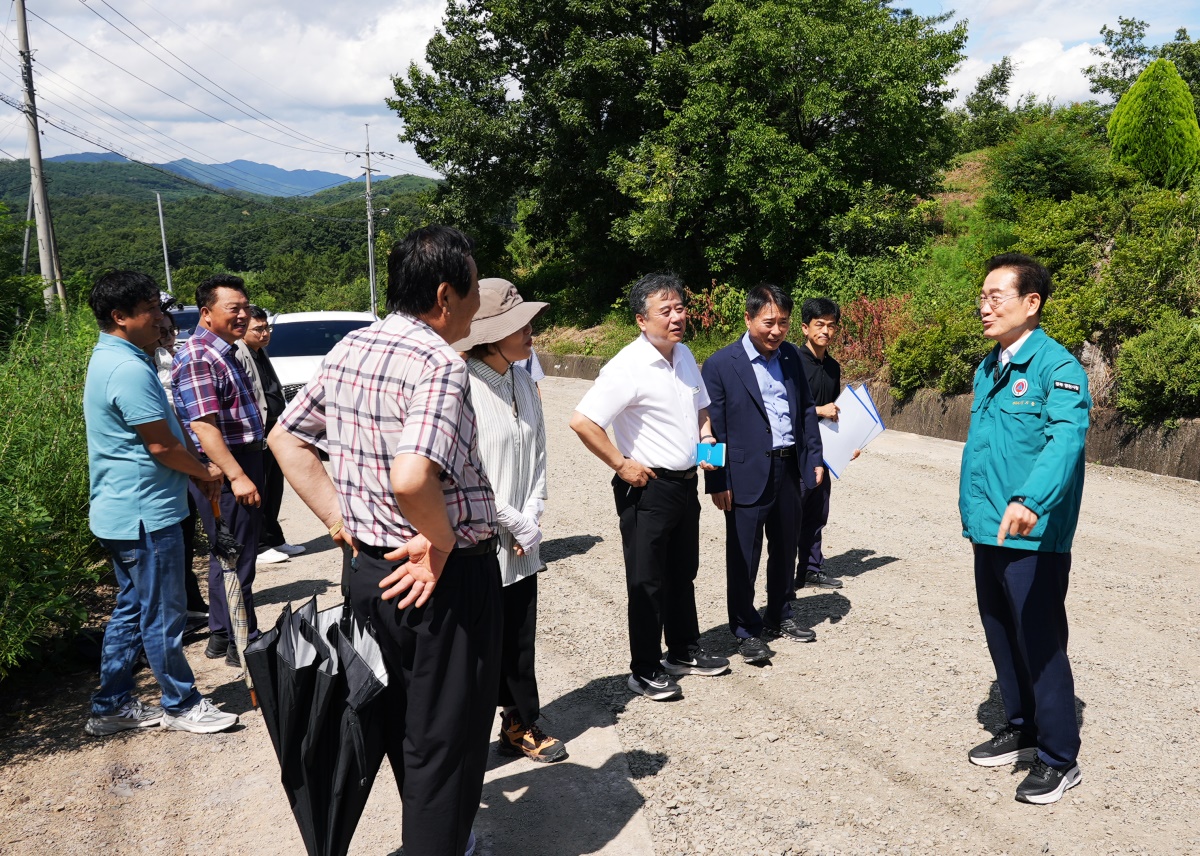 긴급 복구된 도로 상황을 점검하는 최기문 영천시장과 영천시 관계자들 모습.[영천시 제공]