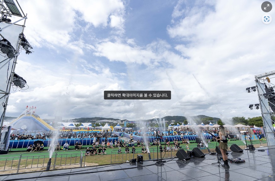 안동의 대표 여름 물축제인 ‘2024 안동 수(水)페스타’ 축제장을 찾은 지역민들과 관광객들이 공연도 관람하고 신나는 물놀이를 즐기고 있다.(안동시 제공)