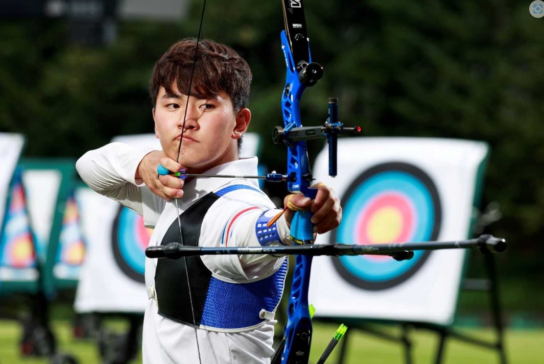 김제덕이 30일(한국 시간) 프랑스 파리 레쟁발리드 양궁 경기장에서 열린 2024 파리 올림픽 양궁 남자 단체 결승전 한국과 프랑스의 경기에서 과녁을 향해 활을 당기고 있다(예천군 제공)