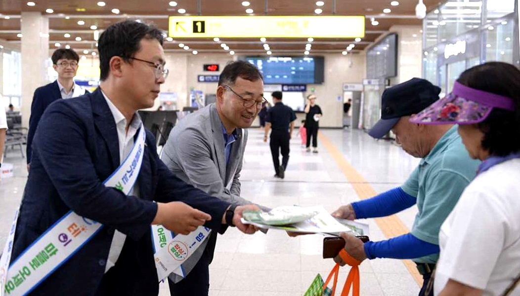 농협경북본부는 30일 영주역에서 ‘아침밥 먹기 및 농촌에서 휴가 보내기 캠페인’을 실시했다. 이날 농협강원본부는 쌀 소비촉진을 위한 증정용 쌀과 농촌체험관광 팸플릿을 나눠주며 홍보 활동을 펼쳤다.(농협 경북본부 제공)