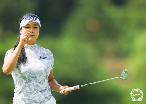 복귀 후 15개 대회 만에 첫 우승에 성공한 윤이나. [사진=KLPGA]