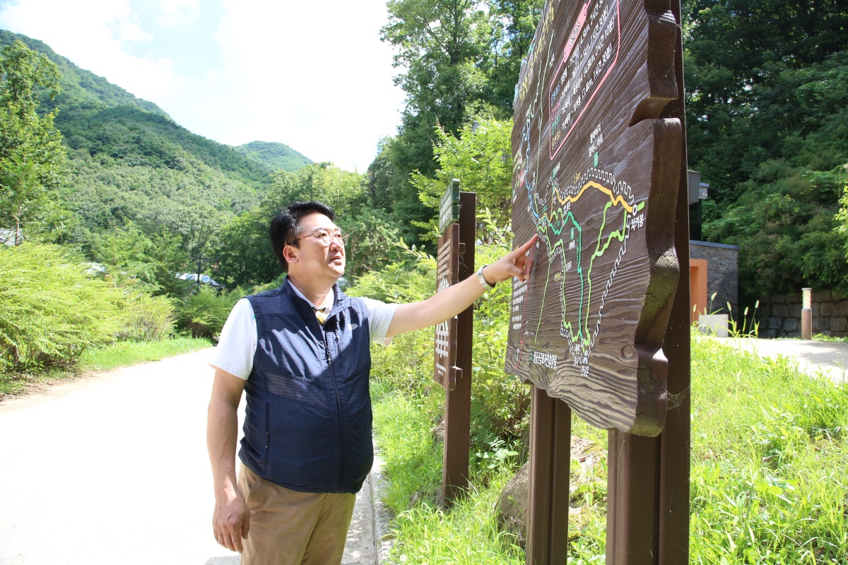 이상승 칠곡군의회 의장이 가산면 금화자연휴양림을 점검하고 있다.[칠곡군의회 제공]
