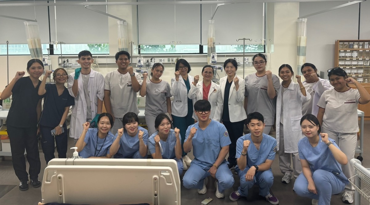 대구보건대 간호학과 실습실에서 LPU 연수단이 전공 실습을 마치고 기념촬영을 하고 있다.[대구보건대 제공]
