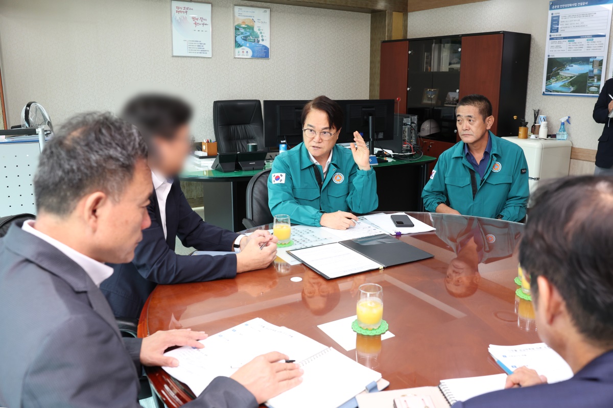 김하수 청도군수가 6일 한국수자원공사 운문권지사를 항의 방문해 빠른 시일내에 단수를 해결해 줄 것을 요구하고 있다.[청도군 제공]