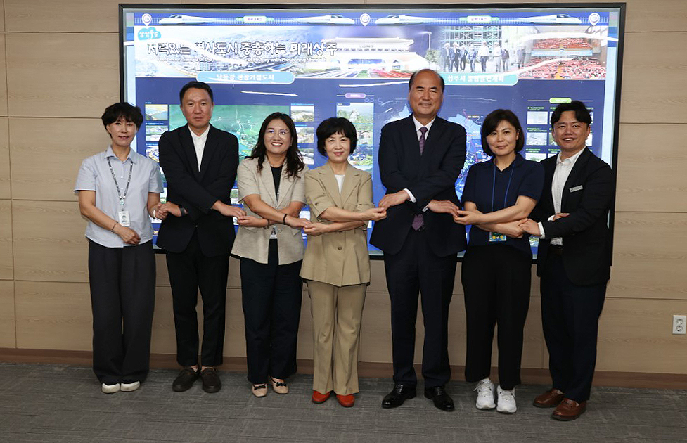 상주시와 김포시가 청소년 교류 활동 활성화를 위한 협약 체결후 단체 기념사진을 찍고 있다(상주시 제공)