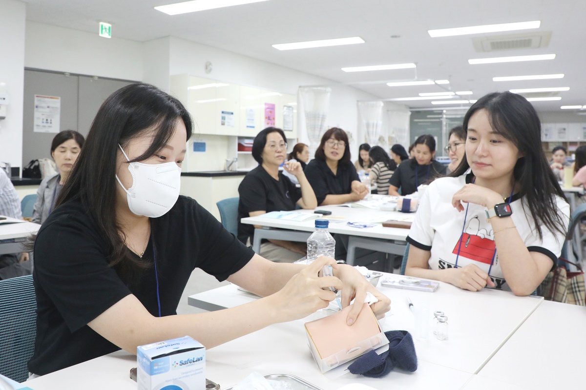 직무연수에서 보건교사들이 실습을 하고 있다.[영남이공대 제공]