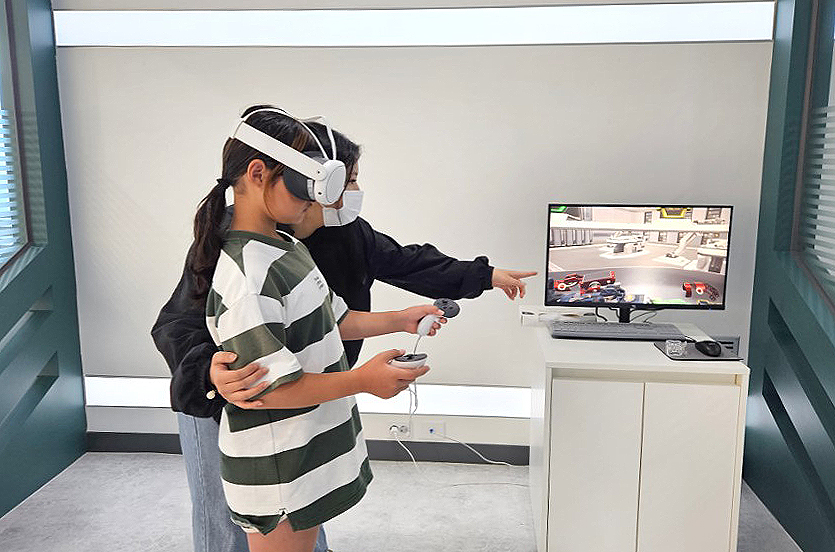 'VR 체험교실'에 참여한 한 어린이가 VR 기를 착용후 다양한 체험을 하면서 신기해 하고 있다(경북전문대 제공)