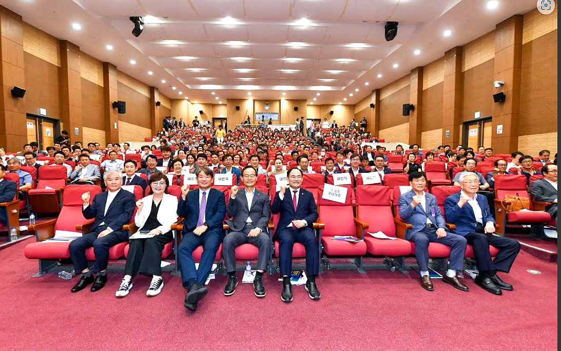 사업설명회에 참석한 기관단체장과 기업인들이 파이팅을 외치고 있다. (영주시 제공)