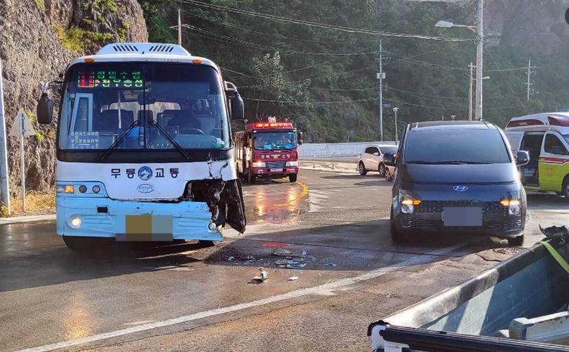 22일 오전 7시25분께 울릉군 서면 남서터널 인근 사자바위 앞 도로에서 공영버스와 화물차가 충돌한 사고가 발생했다