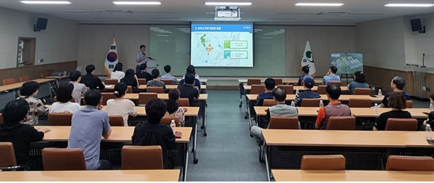 지난 21일 상주 스마트팜 혁신밸리 대회의실에서 '대구 군부대 이전사업' 주민설명회가 열리고 있다.(상주시제공)