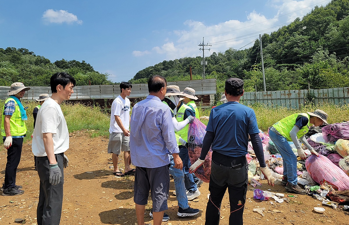 안동시청 공무원들이 한 시민이 실수로 잃어버린 돈을 찾아주기  위해 폭염의 날씨속에 쓰레기 더미를 뒤지고 있다(안동시 제공)