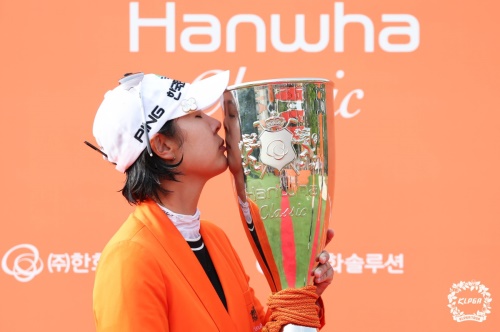 우승 트로피에 입맞추는 박지영. [사진=KLPGA]