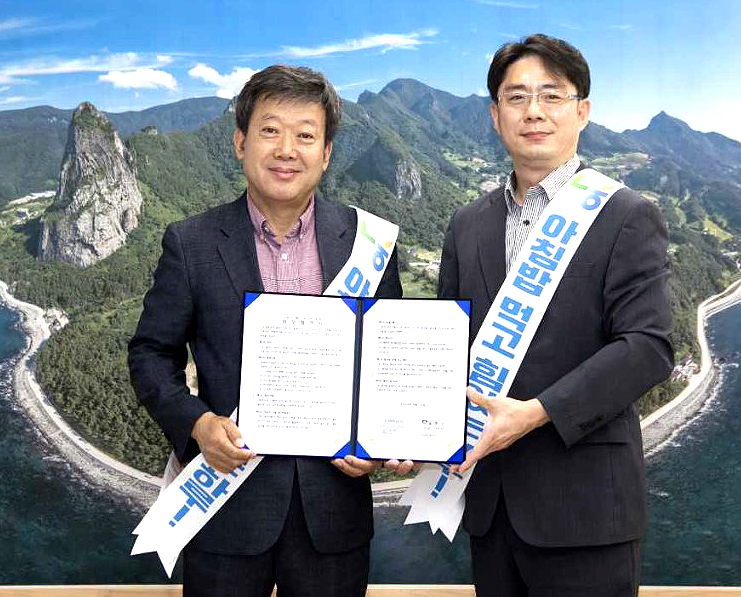 정위용 농협울릉군지부장(오른쪽)과 남한권 울릉군수가 쌀 소비촉진 업무협약을 채결후 기념사진을 찍고 있다(NH농협 울릉군지부제공)