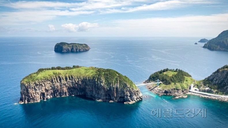 울릉도 최대관광지 관음도와 뒤로는 죽도가 보이고 있다(헤럴드 DB)