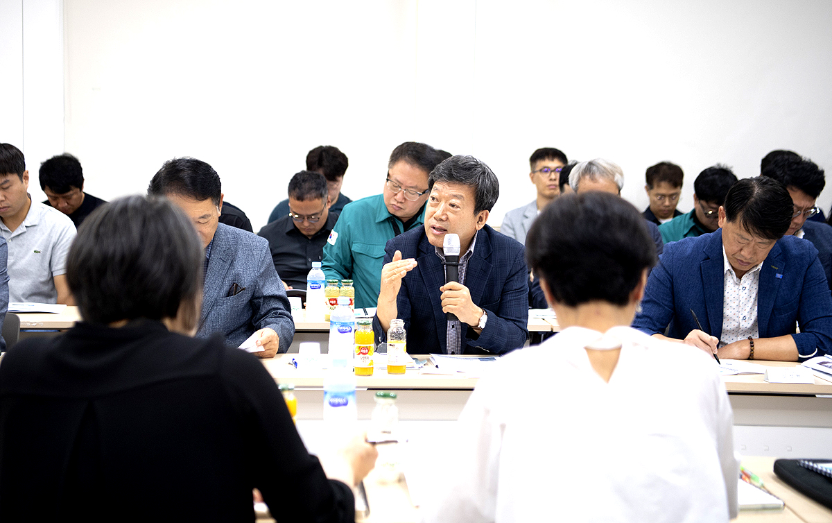 남한권 울릉군수가 울릉도·흑산도 등 국토 외곽 먼섬 지원 특별법 제정에 따른 종합발전계획 수립 연구용역을 위한 업무협의에 앞서 발언하고 있다(울릉군 제공)