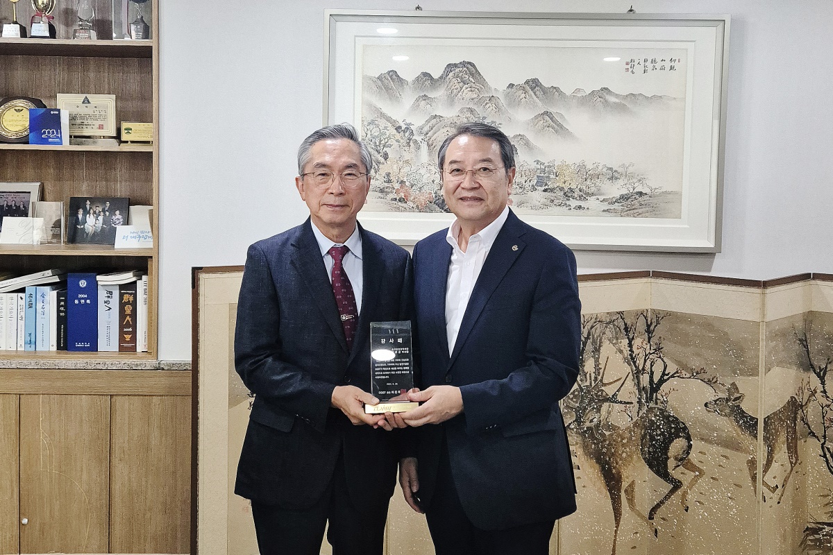 송곡문화재단 박준곤 이사장(왼쪽)과 DGIST 이건우 총장.[DGIST 제공]