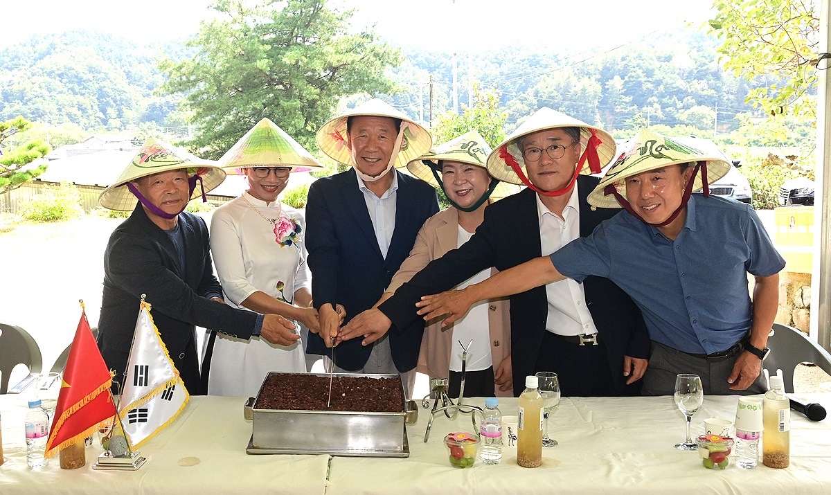 임시 베트남커뮤니티센터' 개소식에 참석한 기관단체장들이 떡케익을 커팅 하고 있다. (봉화군 제공)