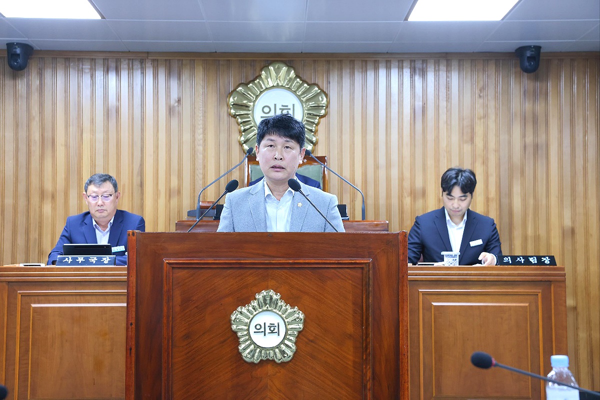영주시의회 기후변화 대응 작물 육성 및 지원에 관한 조례안을 대표발의한 손성호 의원이 관련 조례안 제안설명을 하고 있다(영주시 의회 제공)