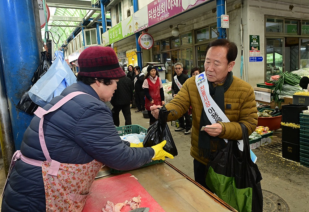 박현국 군수가 지난해 설명절을맞아 전통시장서 장보기를 하고 있다(봉화군 제공)