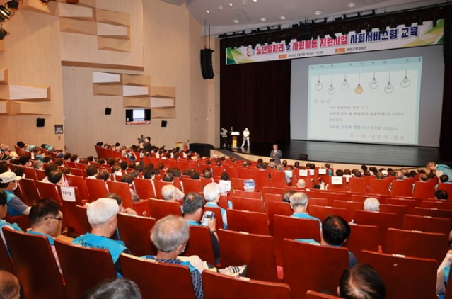 김학동군수가 노인일자리 사회서비스형 참여자 직무교육 현장에서 인사말을 하고 있다.(예천군 제공)