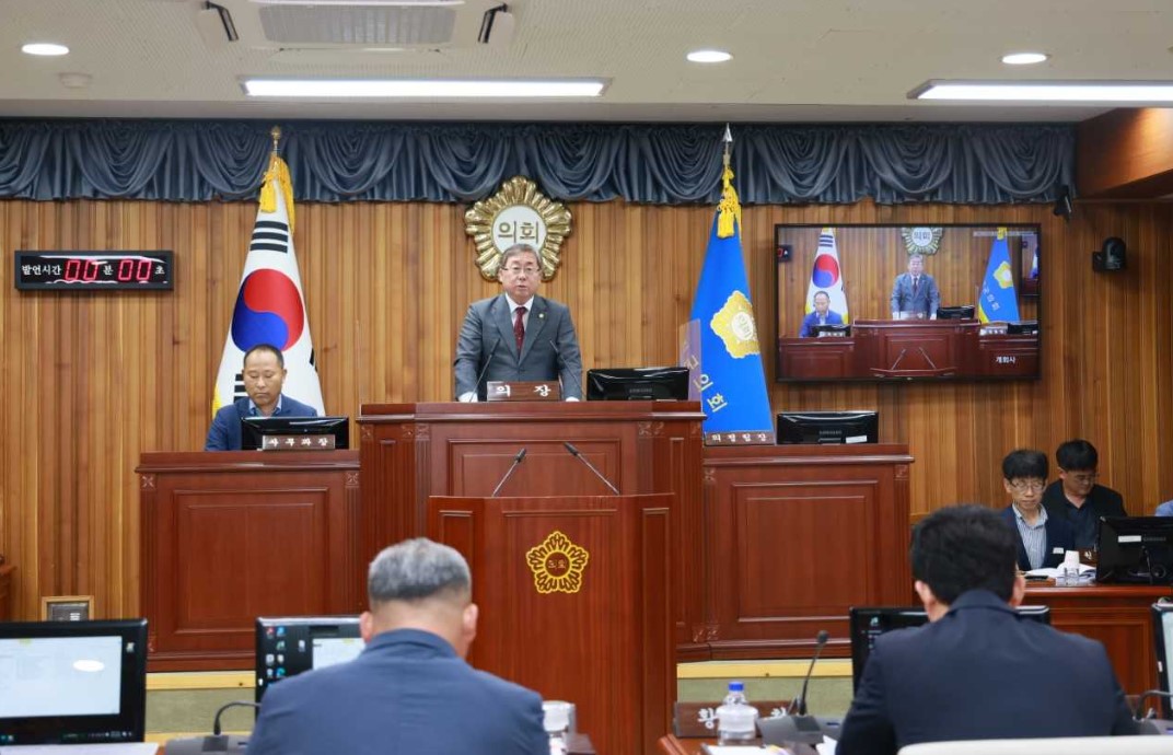 울진군 의회 제278회 임시회'에서 김정희 의장이 개회사를 하고 있다(울진군 의회 제공)