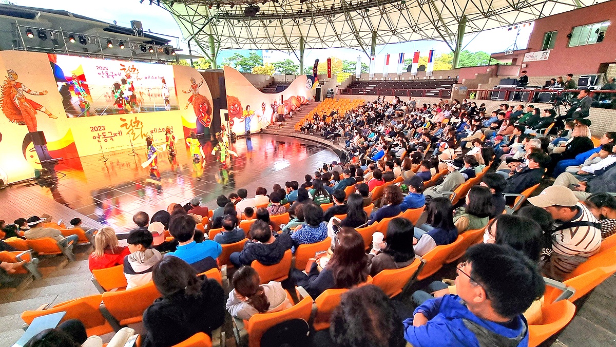 탈춤공연장에서 관광객들이 공연을 관람하고 있다. (안동시 제공 )