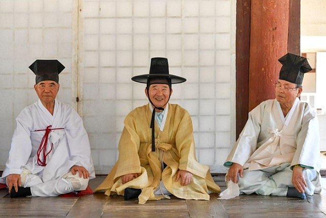 영주 소수서원 원장에 취임한 정세균(가운데)전 국무총리 (영주시 제공)