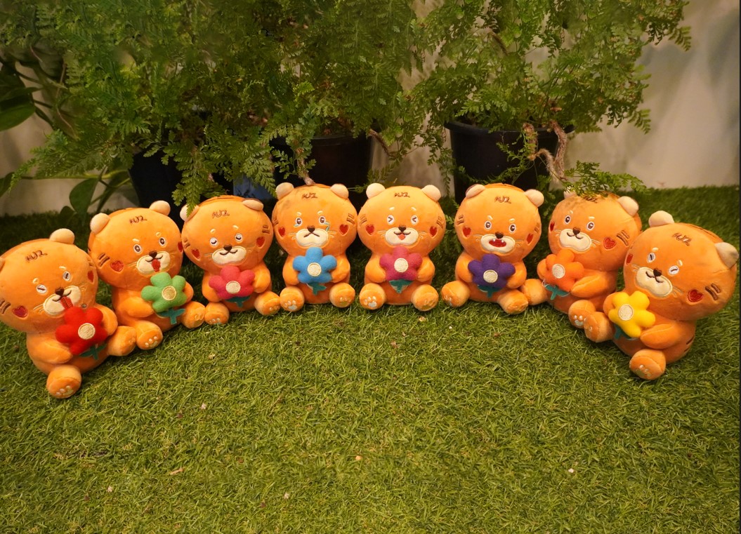 자생꽃을 들고있는 ‘백두랑이 스트레스볼’ 인형