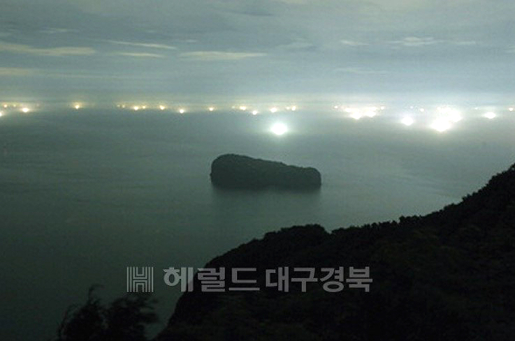 울릉도의 가을 밤바다는 오징어배가 연출하는 어화로 물결친다. 이 어화는 을릉퍌경의증 1경으로 아름다운 가을 단풍과 함께 대표적 가을 볼거리로 부상하고 있다.(헤럴드 자료사진)
