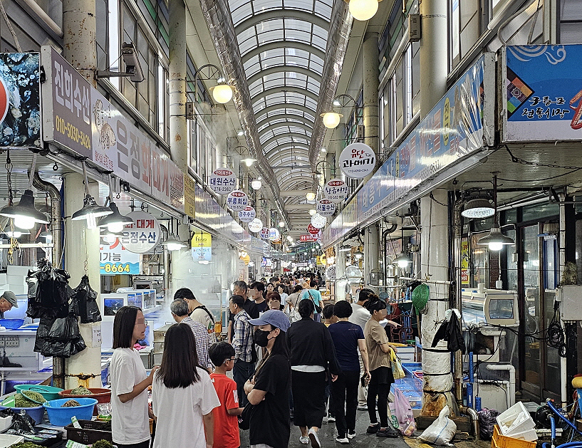포항 죽도시장의 활기찬 모습(포항시 제공)