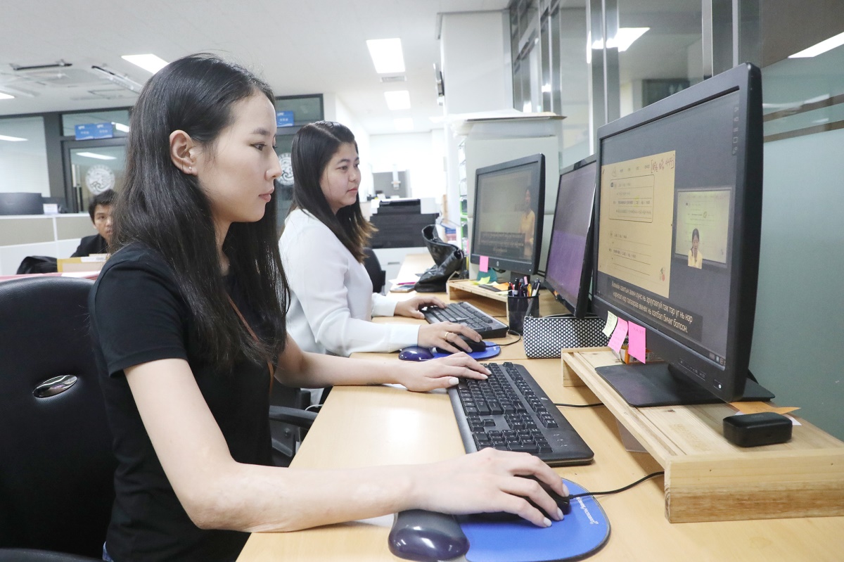 몽골 유학생 부템바야르 씨와 미얀마 유학생 닝뿌이진밋 씨가 모국어로 온라인 강의를 듣고 있다.[영남이공대 제공]