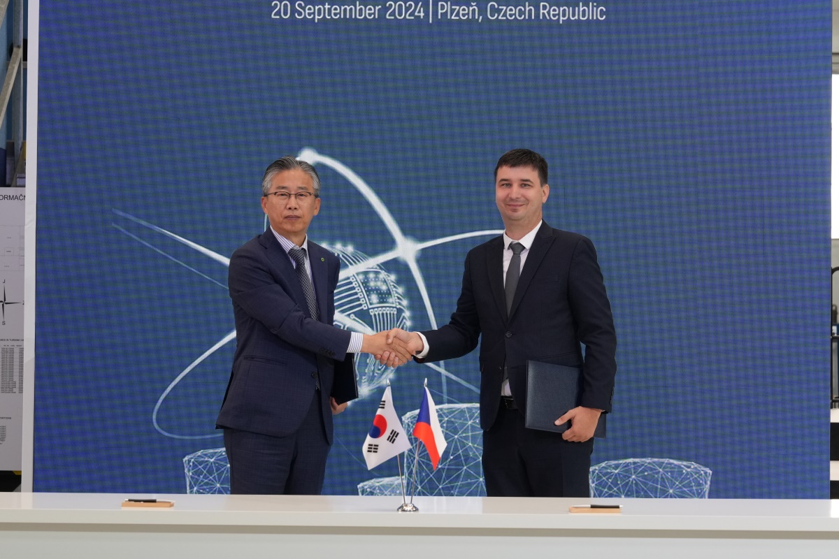 한국원자력환경공단 조성돈 이사장(왼쪽)과 체코 SURAO Lukas Vondrovic 대표가 MOU를 체결하고 있다.[한국원자력환경공단 제공]