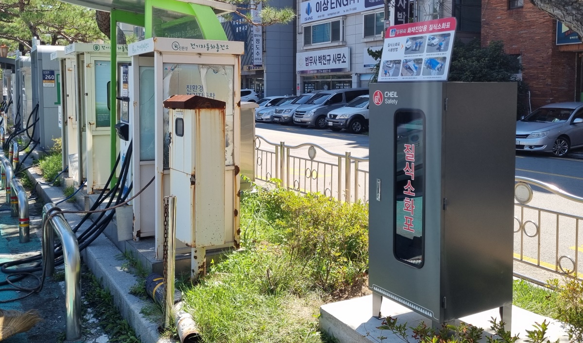 시청 정문 주차장 옆에 마련된 질식소화포 설치 모습.[경주시 제공]