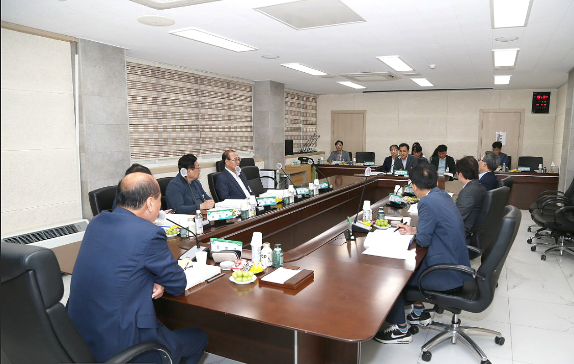 상주시가 지난20일부터 주재로 ‘2025년도 주요업무 보고회’를 개최하고 총 412건의 사업에 대한 추진방향과 실행계획 등을 논의했다. (상주시 제공)