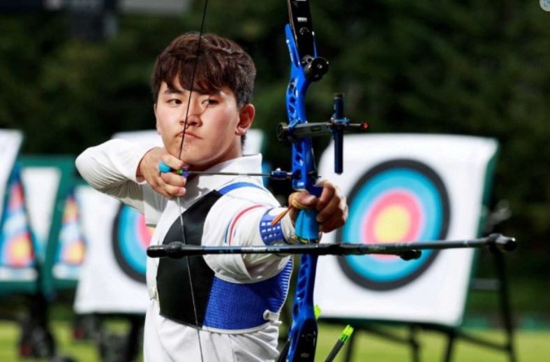 김제덕선수가 지난 7월 30일(한국 시간) 프랑스 파리 레쟁발리드 양궁 경기장에서 열린 2024 파리 올림픽 양궁 남자 단체 결승전 한국과 프랑스의 경기에서 과녁을 향해 활을 당기고 있다(예천군 제공)