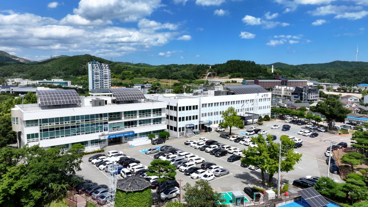 영덕군청사 전경.[영덕군 제공]