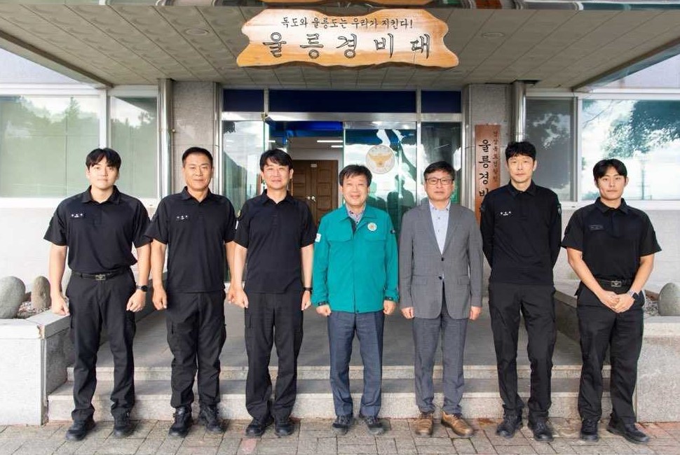 정종학(오른쪽 세번째) 울릉농협장이 남한권  군수와 함께 복구에 힘써온 울릉경비대를 찾아 위문한후 기념사진을 찍고 있다