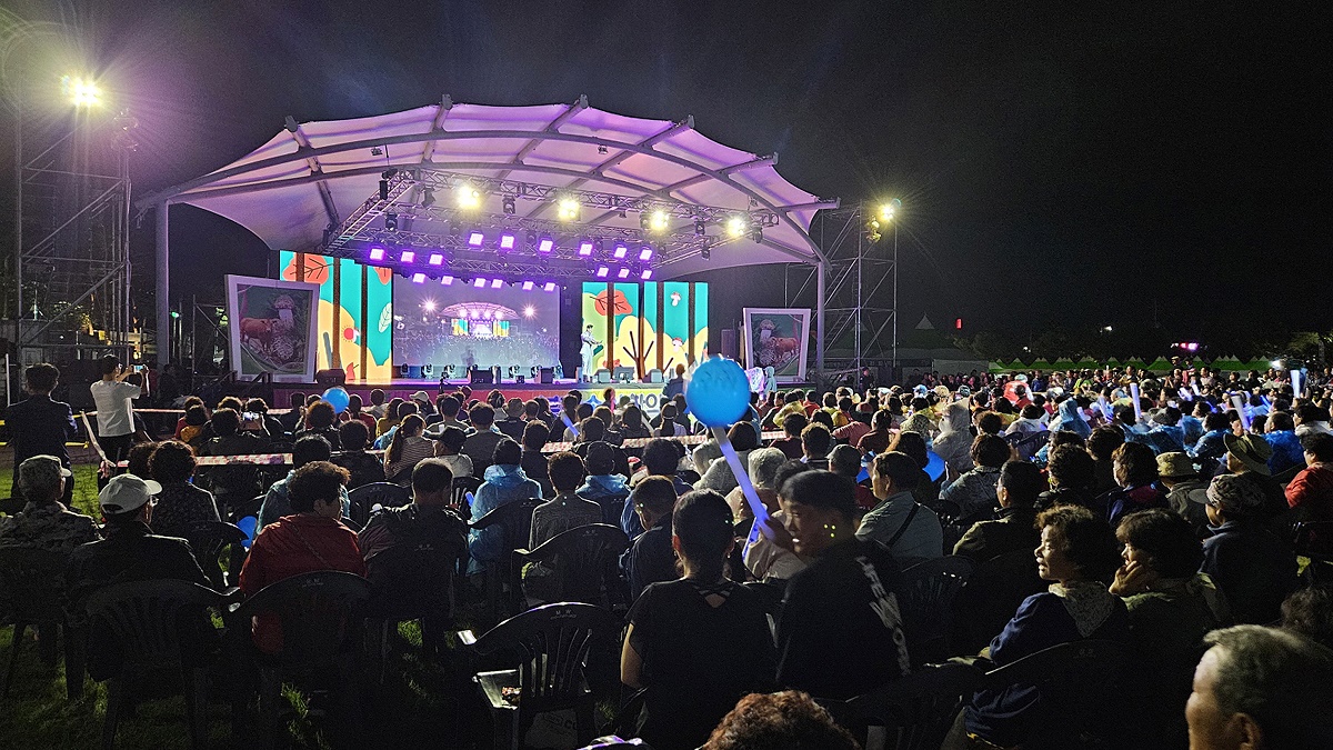 봉화송이축제’가 10월 3일부터 6일까지  봉화읍 내성천 및 지역 내 송이산 일원에서 열린다.사진은 지난해 열린 개막행사모습(봉화군제공)