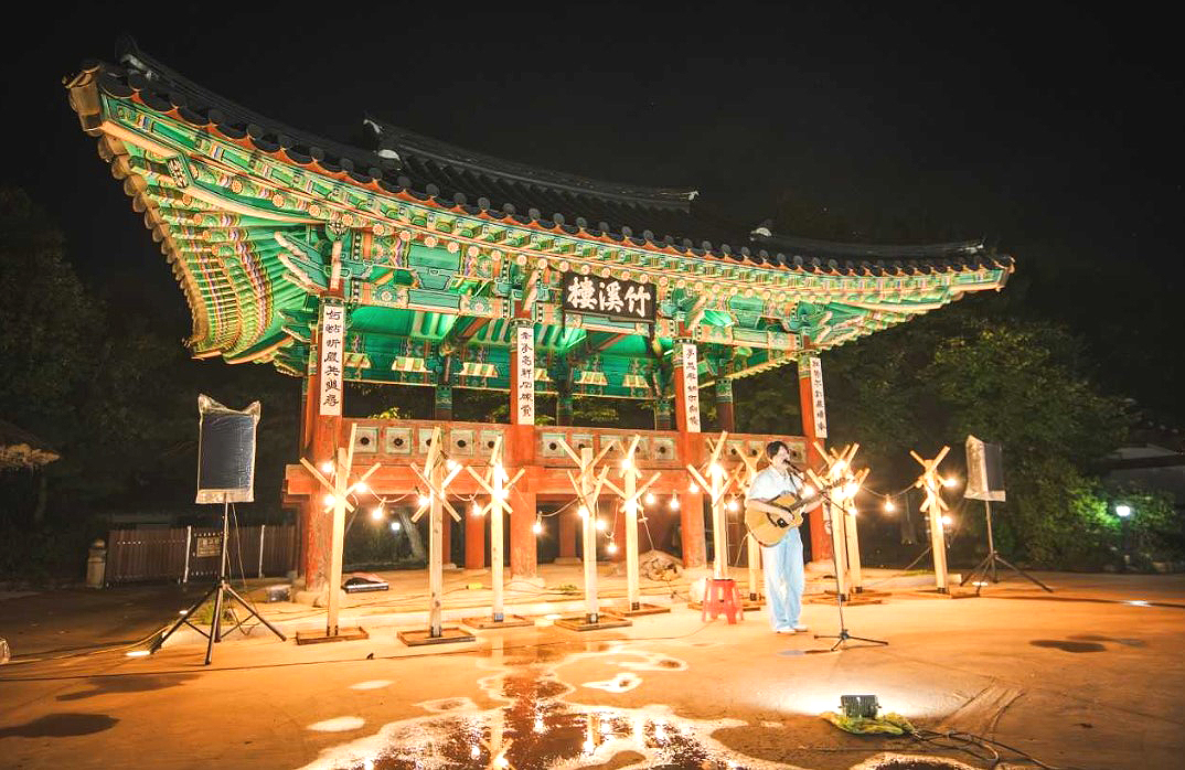 영주 선비촌에서 지난 8월 진행된 야간 캠핑체험 공연 모습(영주시 제공)