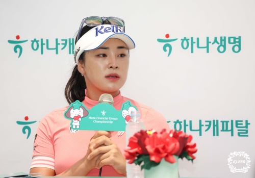 1라운드를 공동 선두로 마친 후 인터뷰중인 윤이나. [사진=KLPGA]