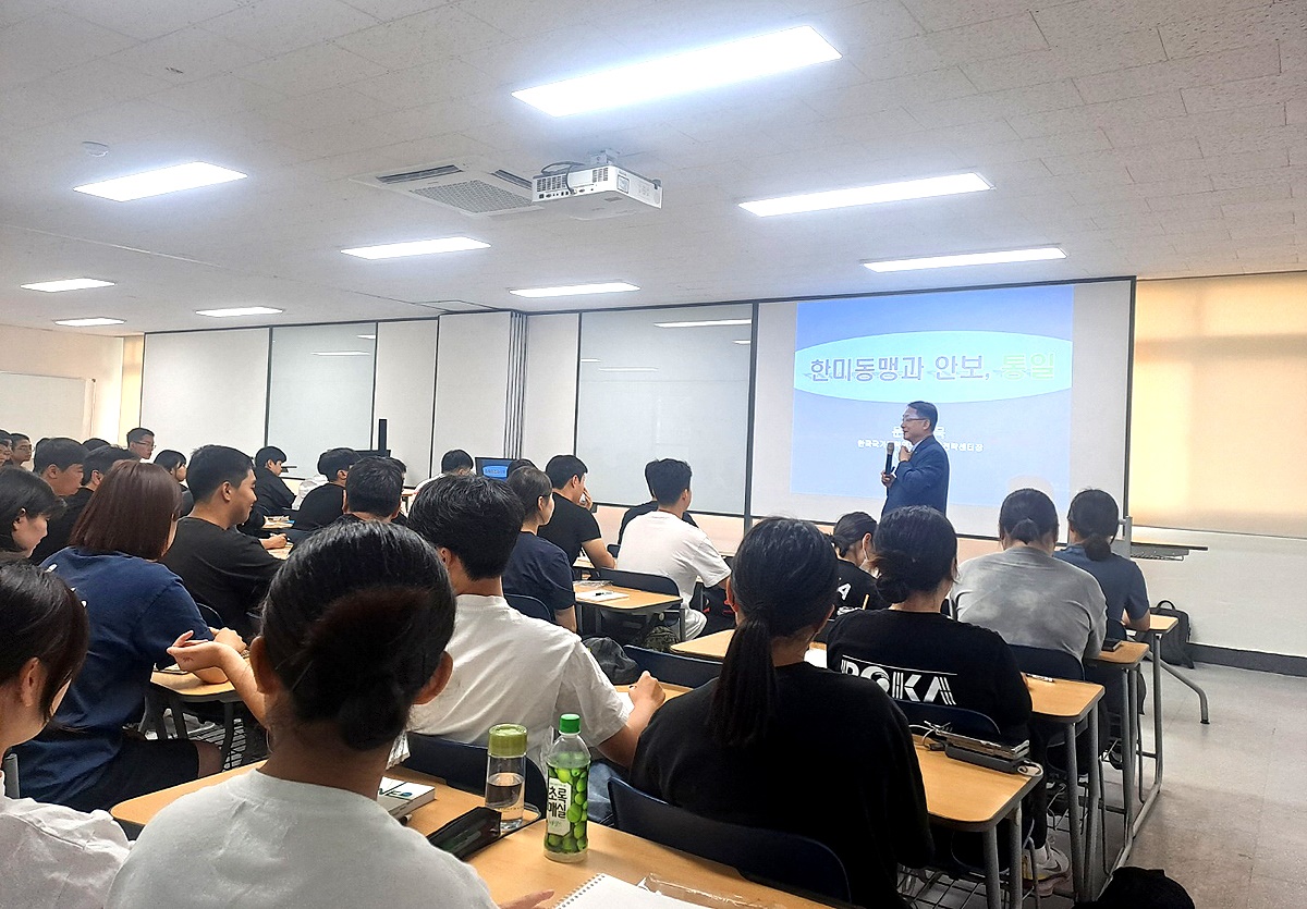 경북 전문대 제301학생군사교육단(이하 RNTC)이 2024학년도 2학기 호국역사와 통일안보 프로그램일환으로  호국특강을 하고 있다(경북전문대 제공)