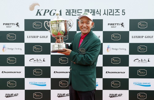 우승 트로피를 들고 포즈를 취한 김종덕. [사진=KPGA]
