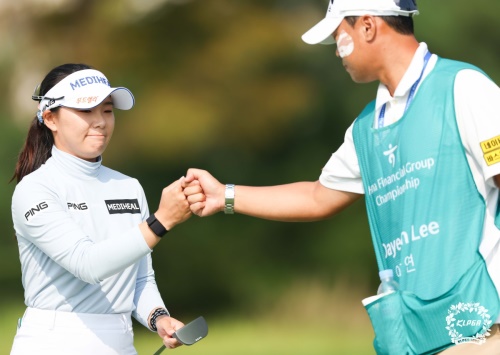 1번 홀서 버디를 잡고 캐디와 기쁨을 나누고 있는 이다연. [사진=KLPGA]