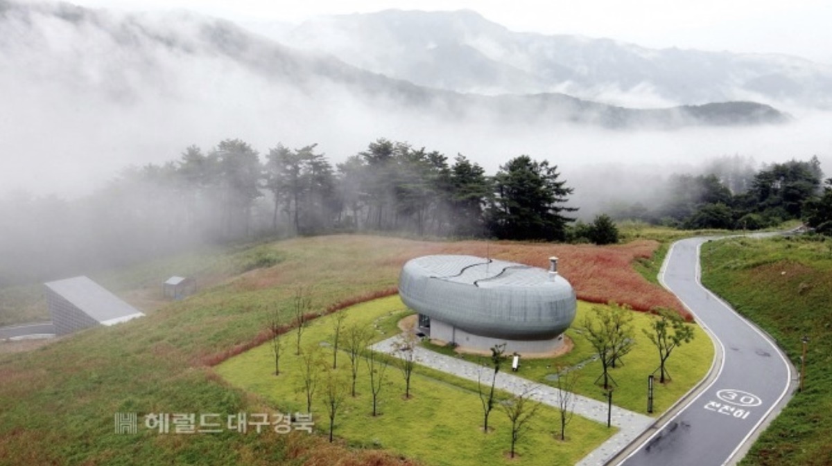 경북 봉화군 춘양면에 위치한 국립백두대간수목원의 시드볼트 전경, 시드볼트는 국가보안시설로 지정돼 안전성이 강화돼 있어 기후변화로 생존을 위협받고 있는 국내·외 야생식물종자를 영구적으로 보관할 수 있는 곳이다.