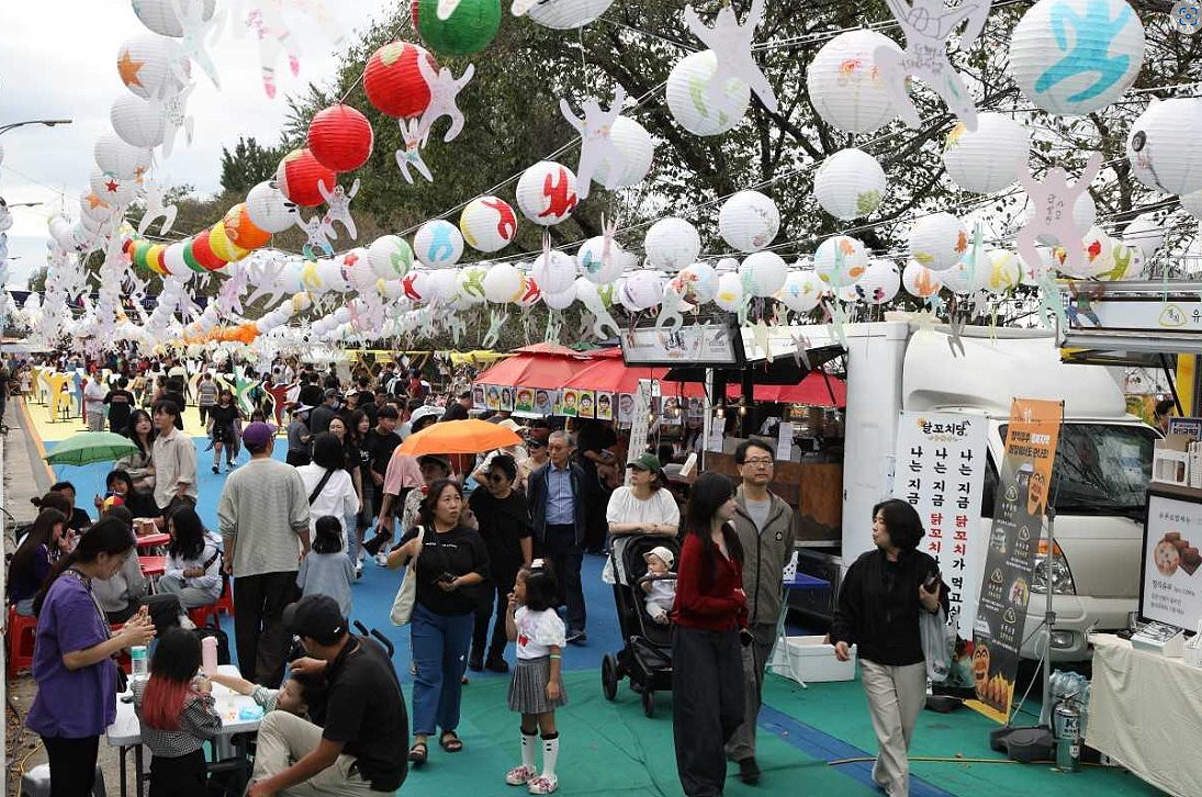 안동국제탈춤페스티벌이 탈춤을 주제로 한 음식산업을 통해  축제의 새로운 지평을 열어가고 있다.사진은 합리적이고 저렴한 먹거리 가격에 많은 사람들이 즐겨 찾고 있다(안동시 제공)