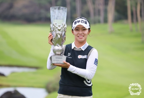 우승 트로피를 들고 포즈를 취한 김수지. [사진=KLPGA]