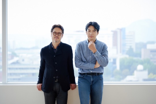 남경주, 송일국/사진=와이엔케이홀딩스 제공