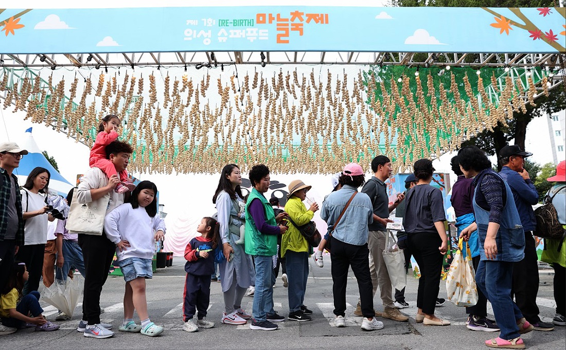 의성슈퍼푸드마늘축제에 마늘을 주 원료로한 무료 시식회장에는 많은 사람들이 기다리고 있다(의성군 제공)